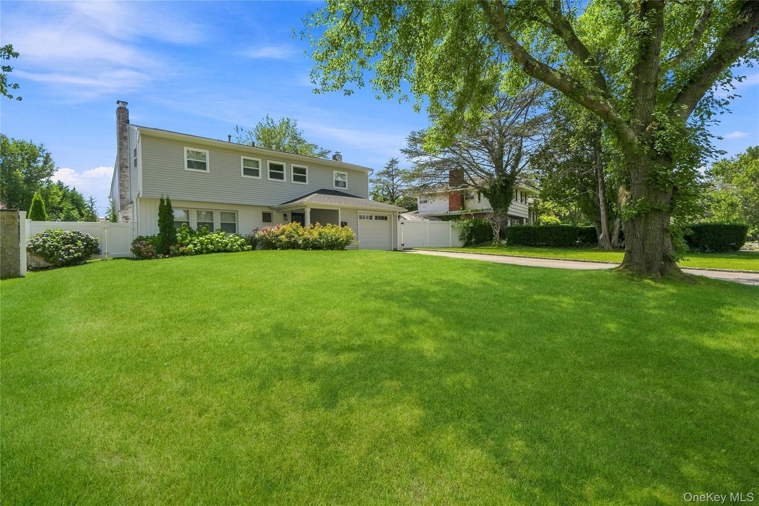 House in Commack, New York, United States 3 - 18638700