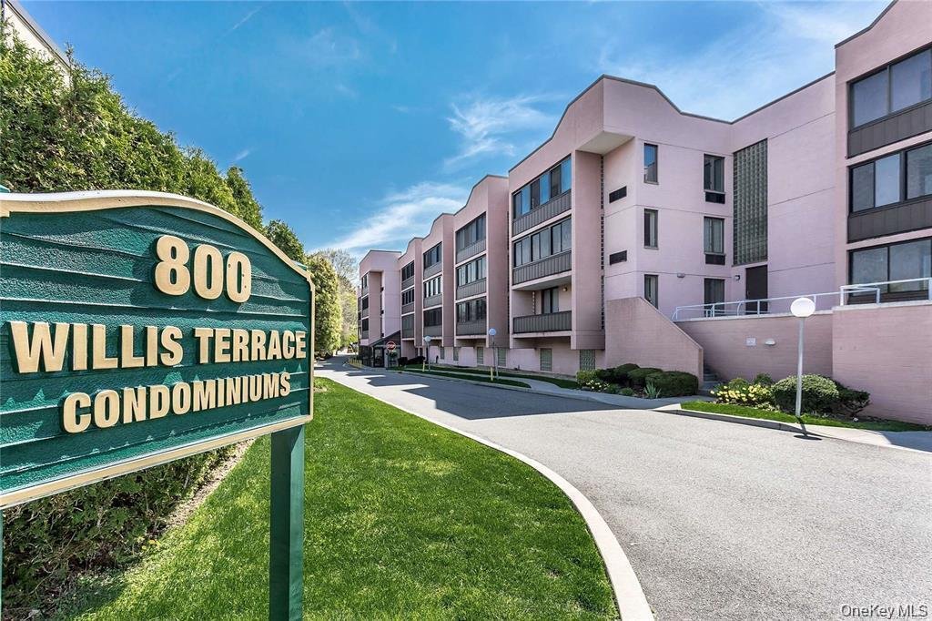 Condo in Albertson, New York, United States 1 - 18638701