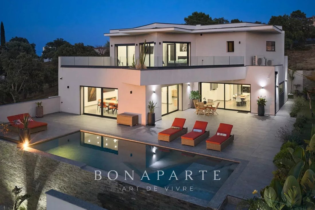 House in Frejus, Provence-Alpes-Côte d'Azur, France 1 - 18634781