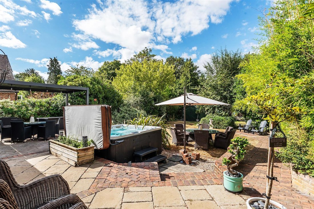 Bungalow in Hawks Hill, Fetcham, England 2 - 18633294