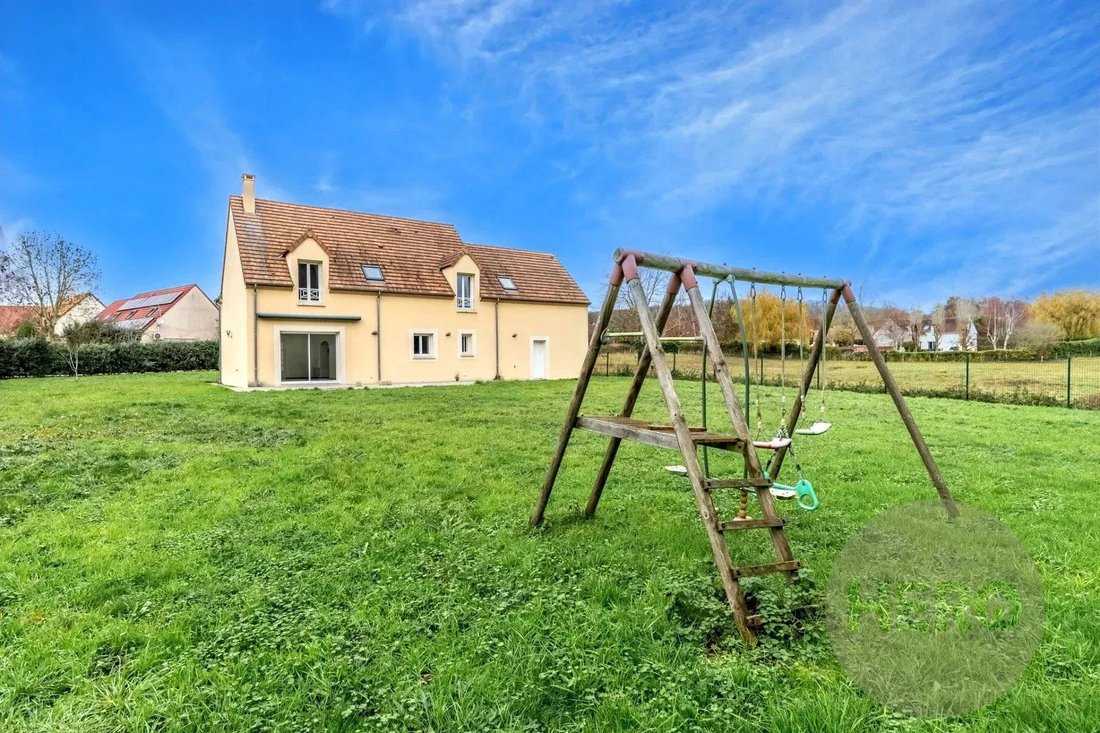 House in La Queue-les-Yvelines, Ile-de-France, France 1 - 16735283