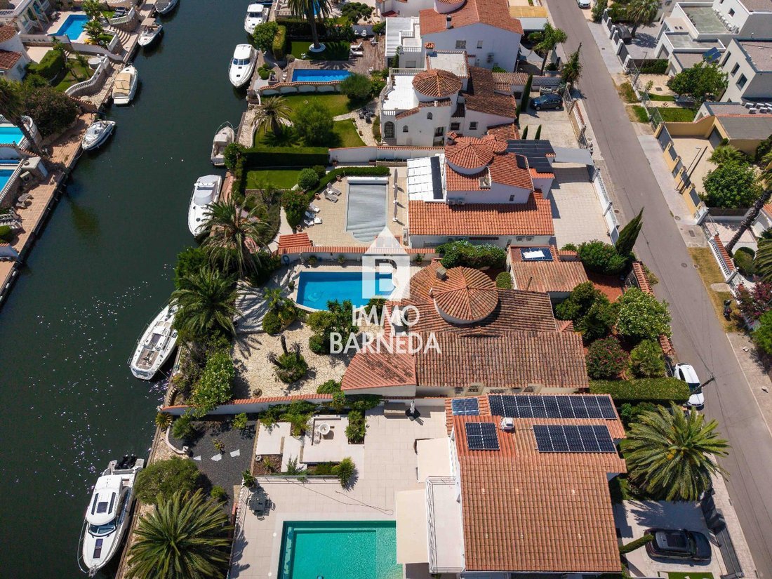 Villa in Empuriabrava, Catalonia, Spain 2 - 18633623