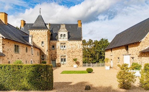 Château à Château-Gontier, Château-Gontier-sur-Mayenne, France 1