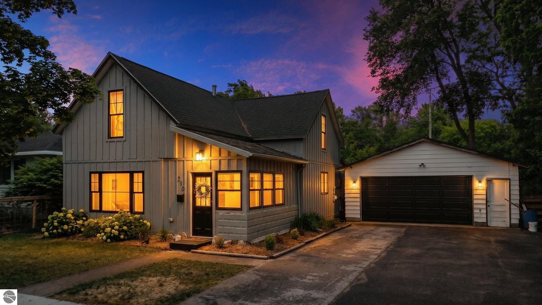 House in Garfield Township, Michigan, United States 1 - 18636132