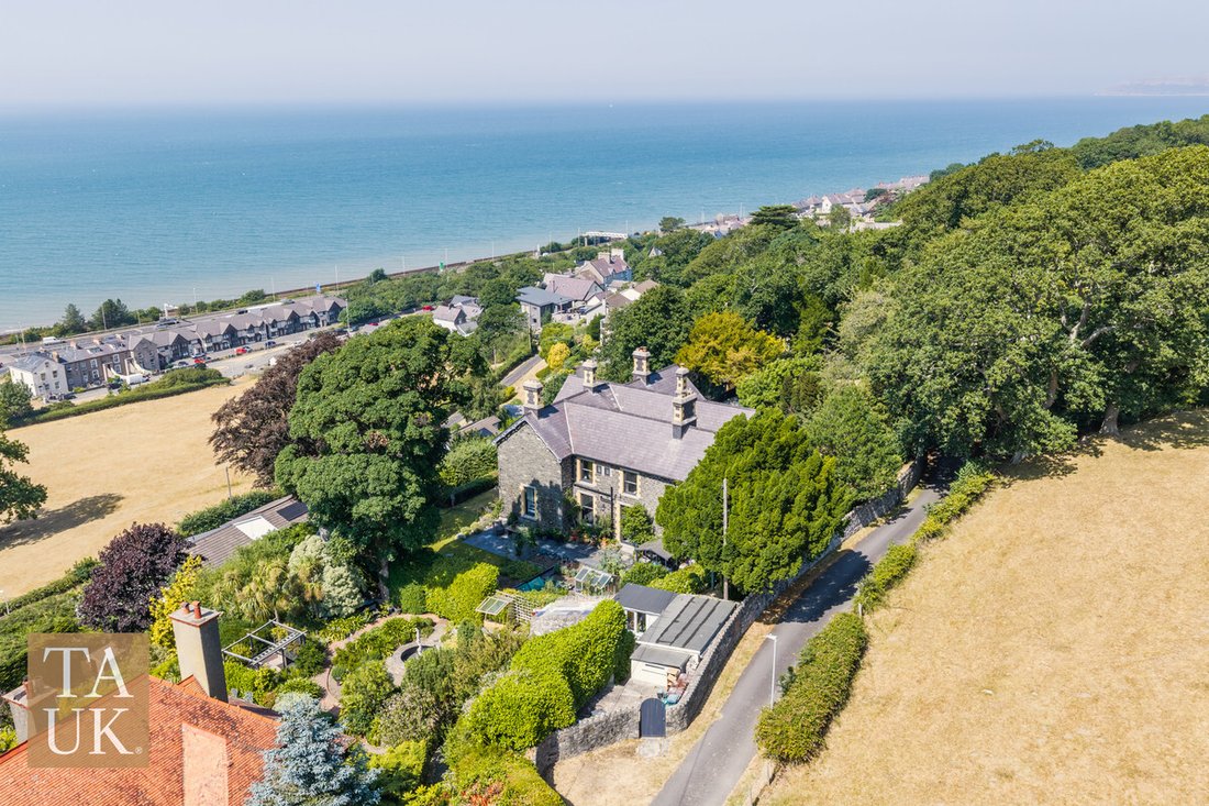 House in Llanfairfechan, Wales 4 - 18638979