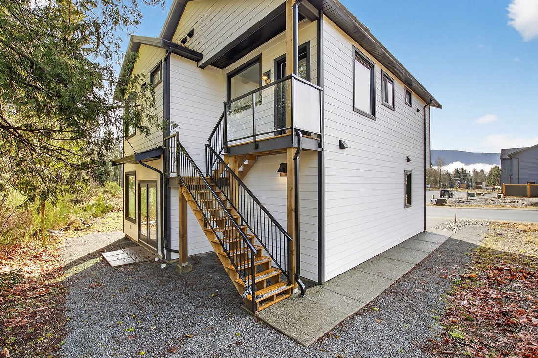 House in Lake Cowichan, British Columbia, Canada 4 - 18635051
