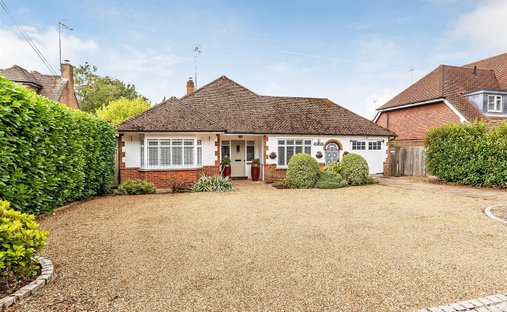 Bungalow in Hawks Hill, Fetcham, England 1