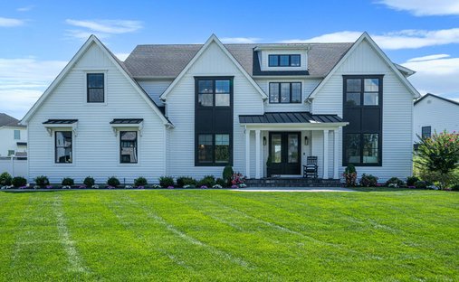 House in Lake Grove, New York, United States 1