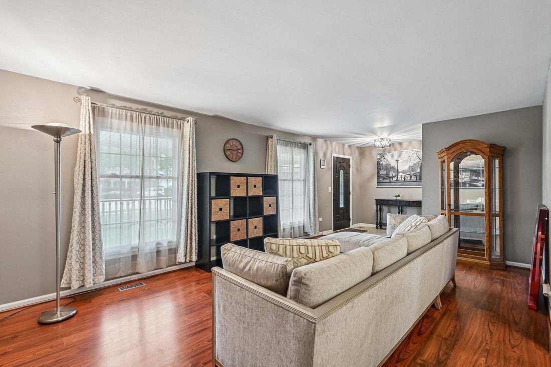 House in Schaumburg, Illinois, United States 2 - 18640493