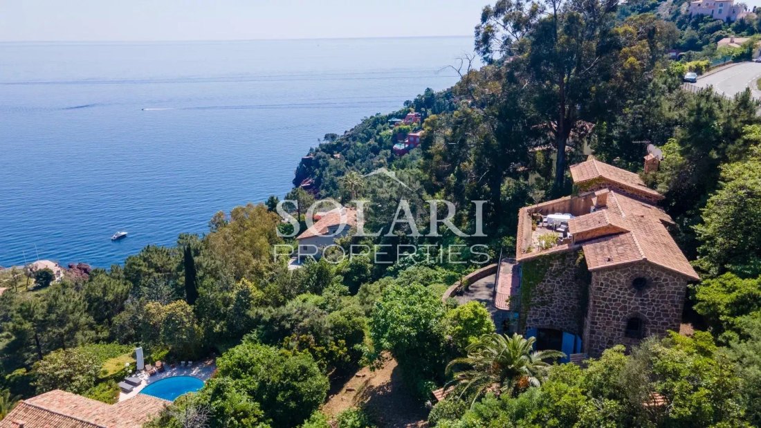 Villa in Théoule-sur-Mer, Provence-Alpes-Côte d'Azur, France 1 - 15664239