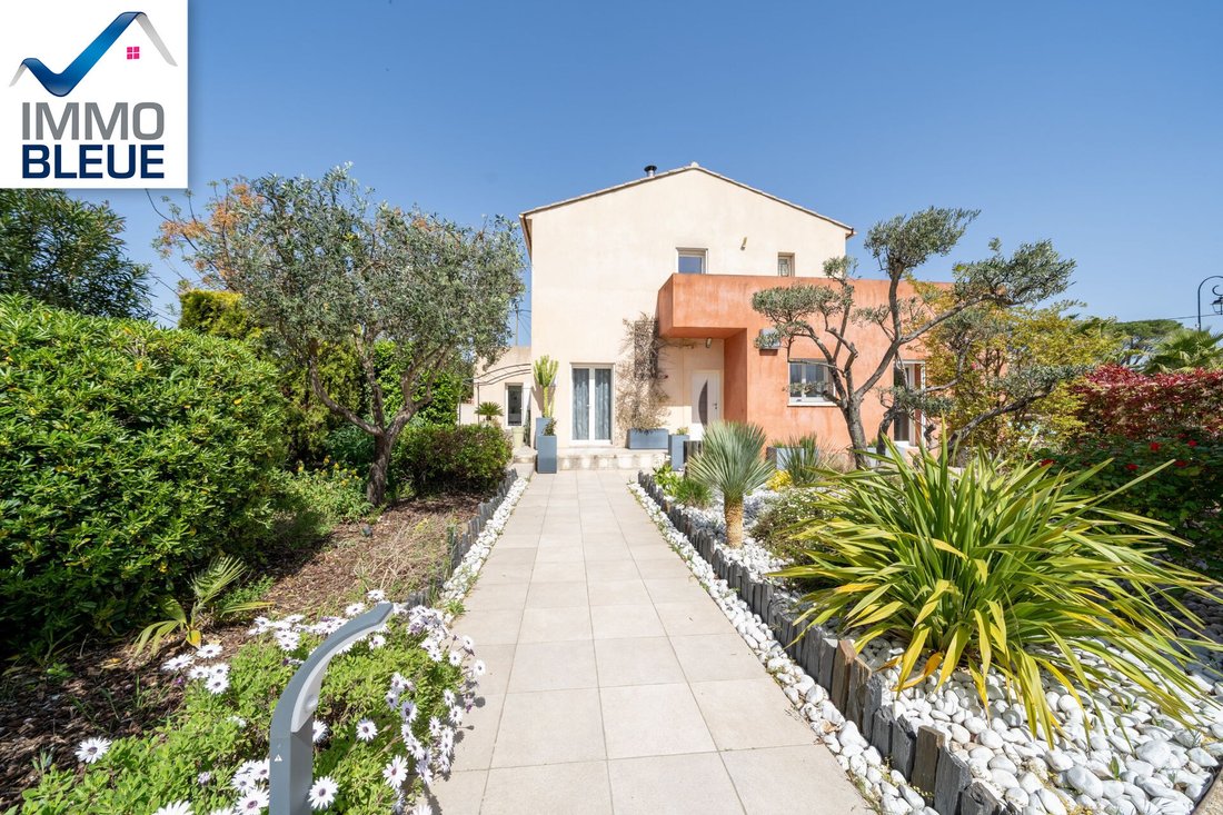 Villa in Saint-Mitre-les-Remparts, Provence-Alpes-Côte d'Azur, France 3 - 18640647