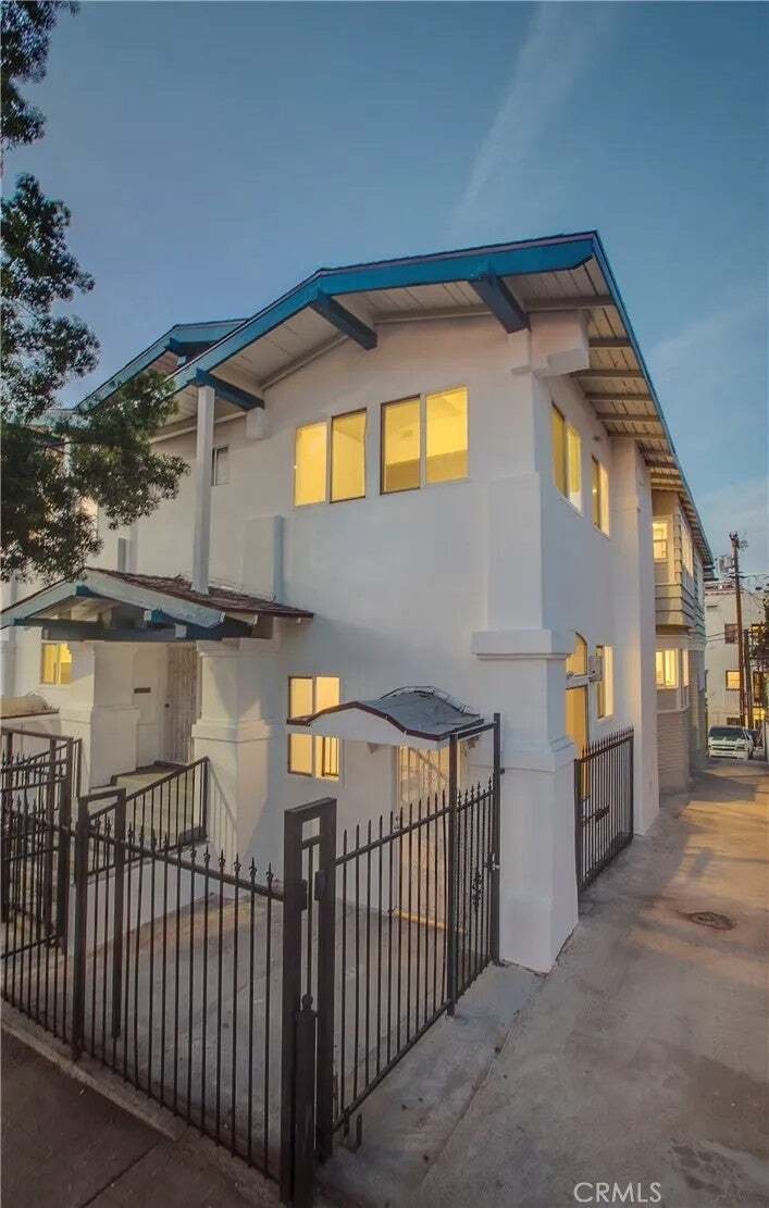 Los Angeles, California, United States 2 - 18640464
