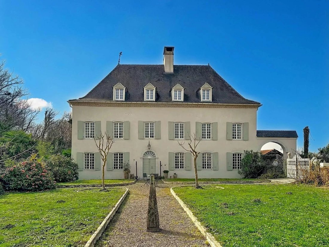 Estate in Sauveterre-de-Bearn, Nouvelle-Aquitaine, France 1 - 18641075