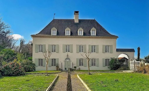 Estate in Sauveterre-de-Bearn, Nouvelle-Aquitaine, France 1