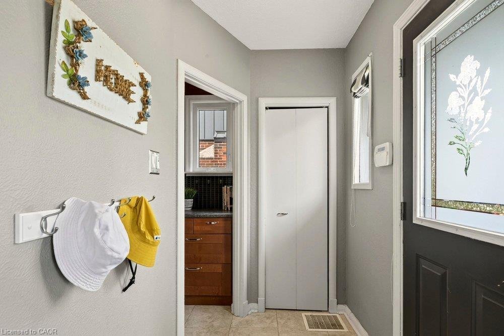 House in Hamilton, Ontario, Canada 3 - 18640853