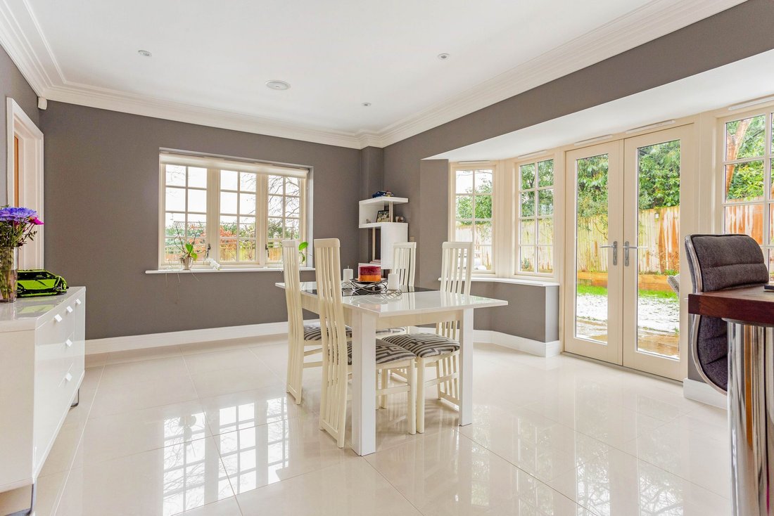 House in Sunninghill, England 2 - 18641761