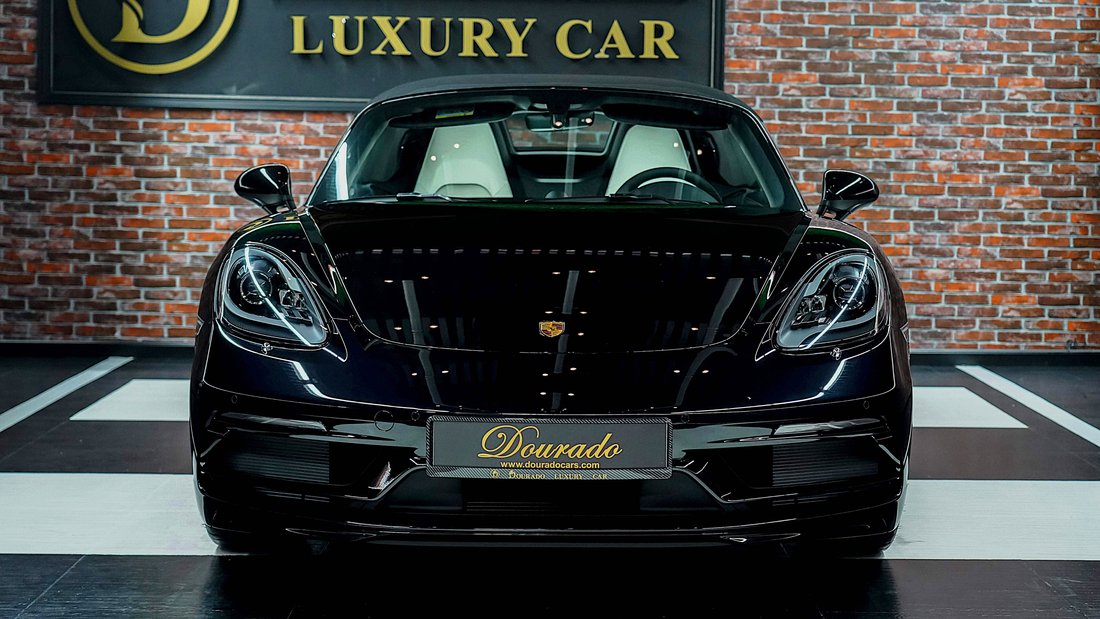 Cabriolet in Dubai, United Arab Emirates 3 - 18648400