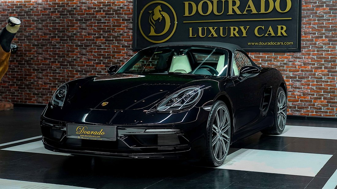 Cabriolet in Dubai, United Arab Emirates 4 - 18648400
