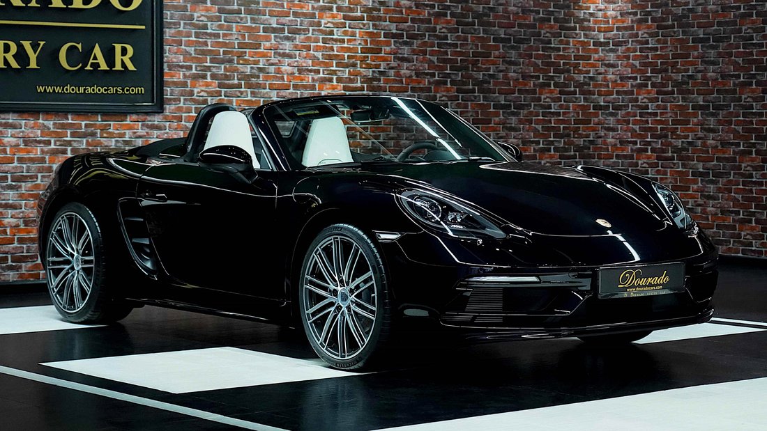 Cabriolet in Dubai, United Arab Emirates 2 - 18648400