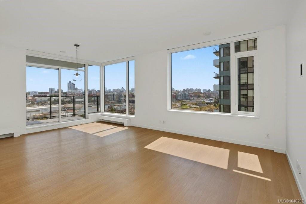 Condo in Victoria, British Columbia, Canada 1 - 18643812