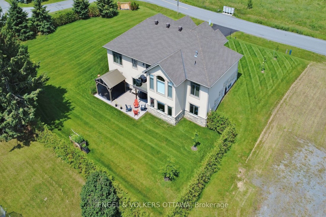 House in Ottawa, Ontario, Canada 4 - 18643600