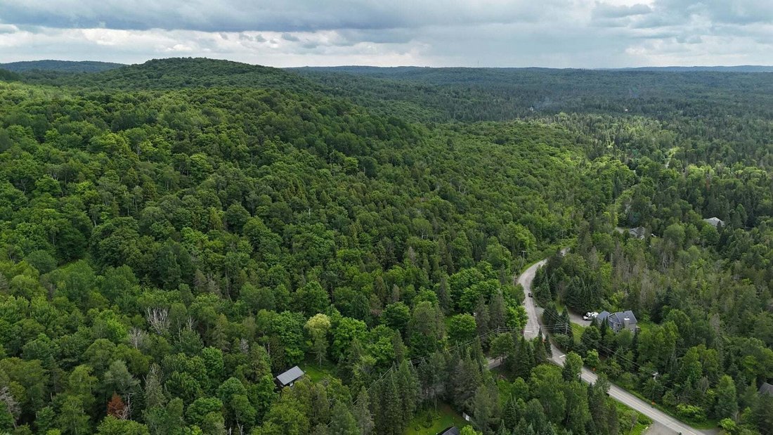 Land in Saint-Sauveur, Quebec, Canada 3 - 18643154