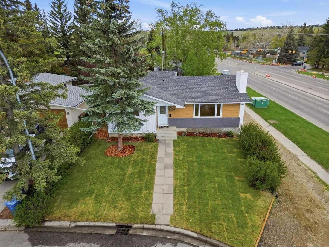 House in Calgary, Alberta, Canada 2 - 18643404