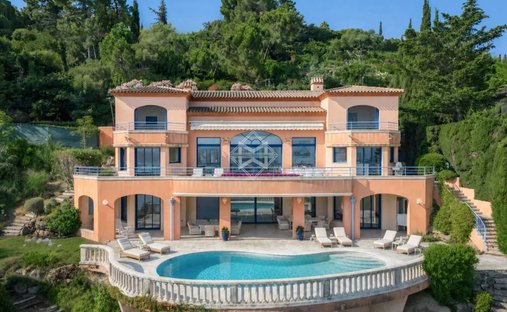 Villa in Arrondissement of Grasse, Provence-Alpes-Côte d'Azur, France 1