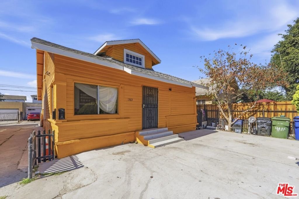 Los Angeles, California, United States 1 - 18643138
