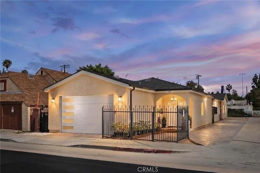Los Angeles, California, United States 2 - 18646546