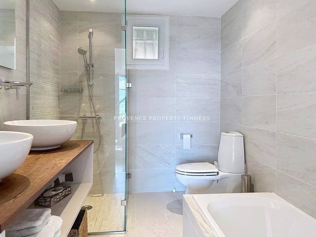 House in Entrecasteaux, Provence-Alpes-Côte d'Azur, France 4 - 16913227