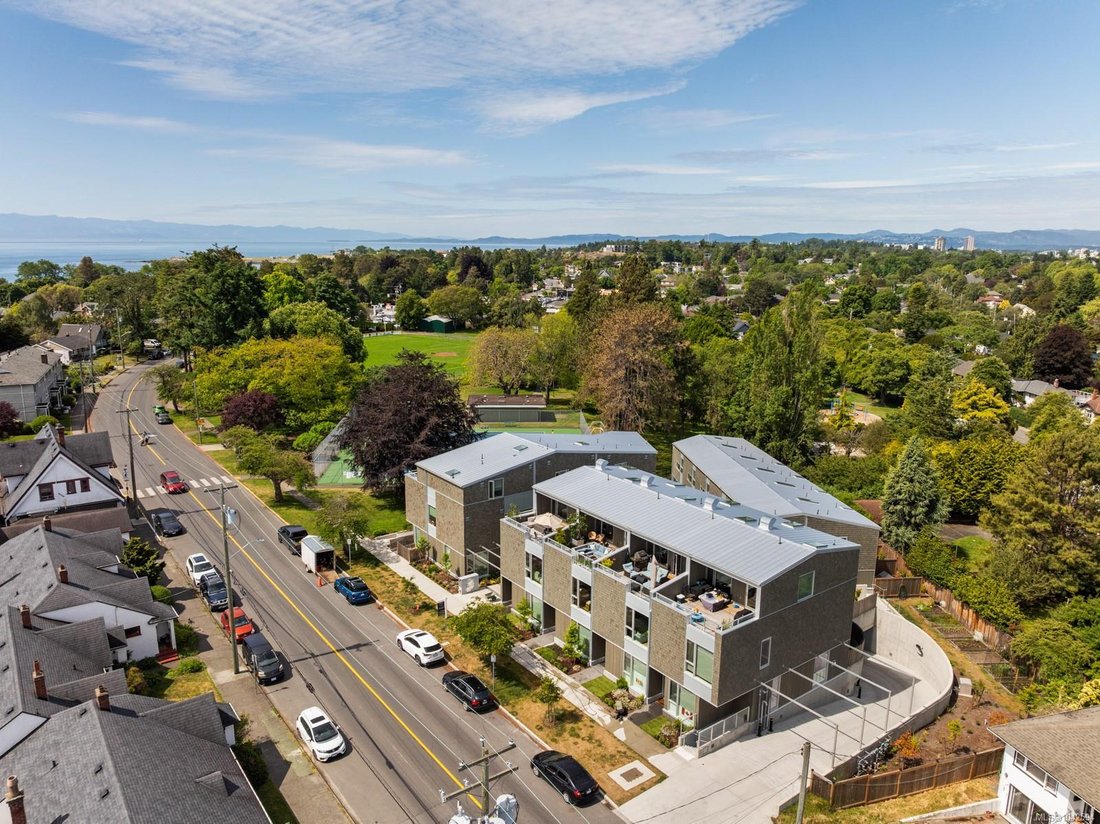 Townhouse in Victoria, British Columbia, Canada 3 - 18643446