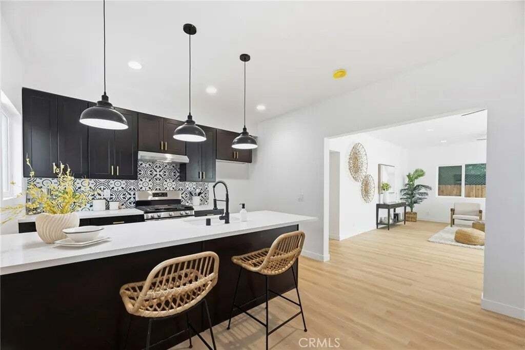 Los Angeles, California, United States 3 - 18229703
