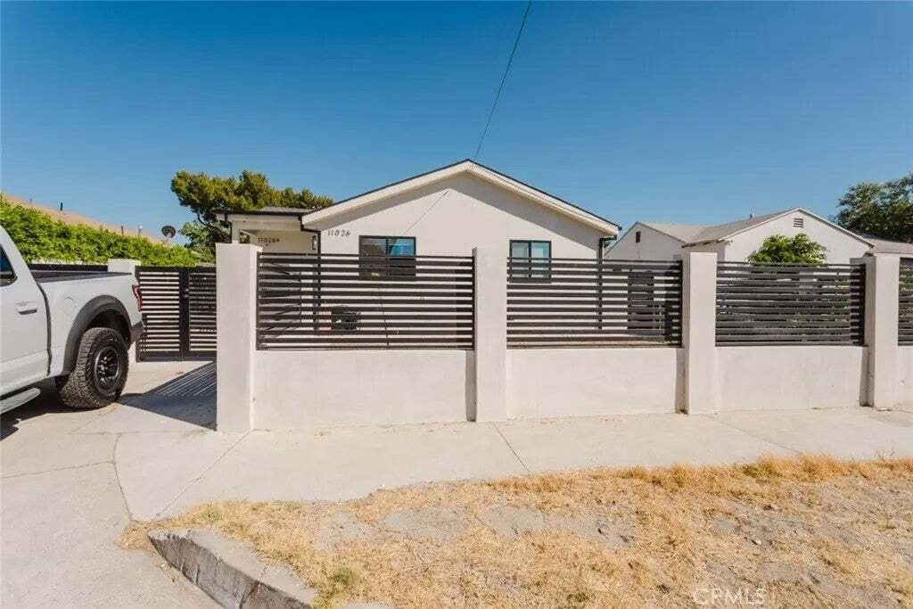 Los Angeles, California, United States 2 - 18646565