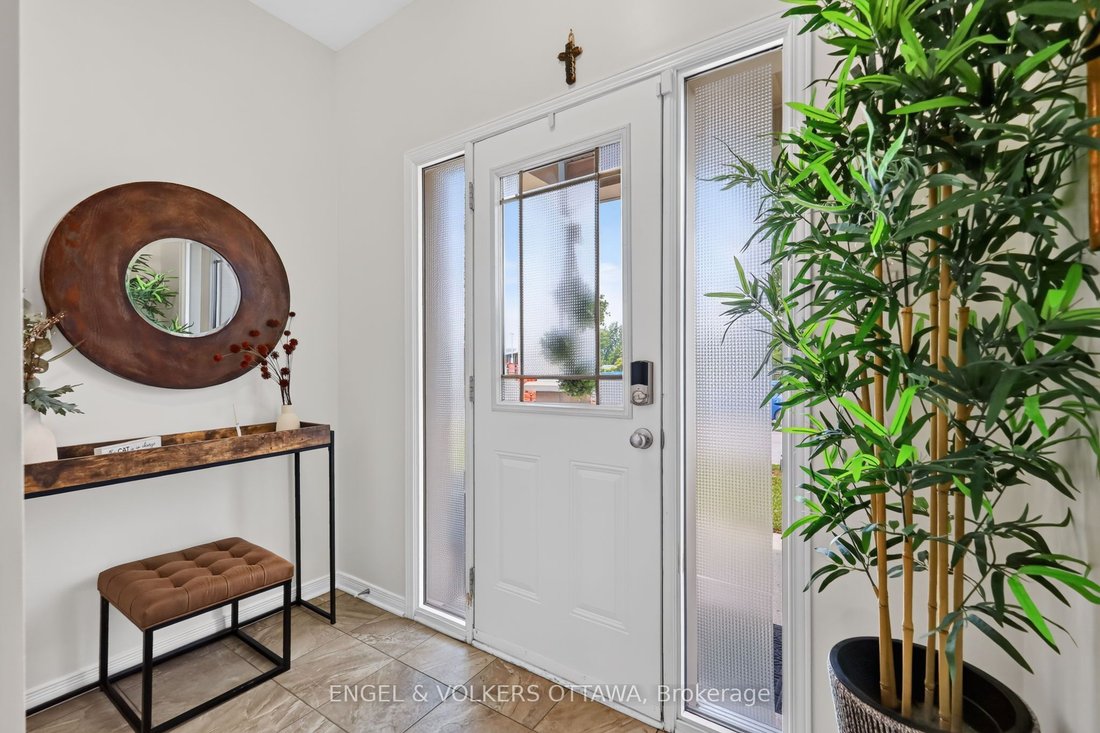 Townhouse in Ottawa, Ontario, Canada 4 - 18643712