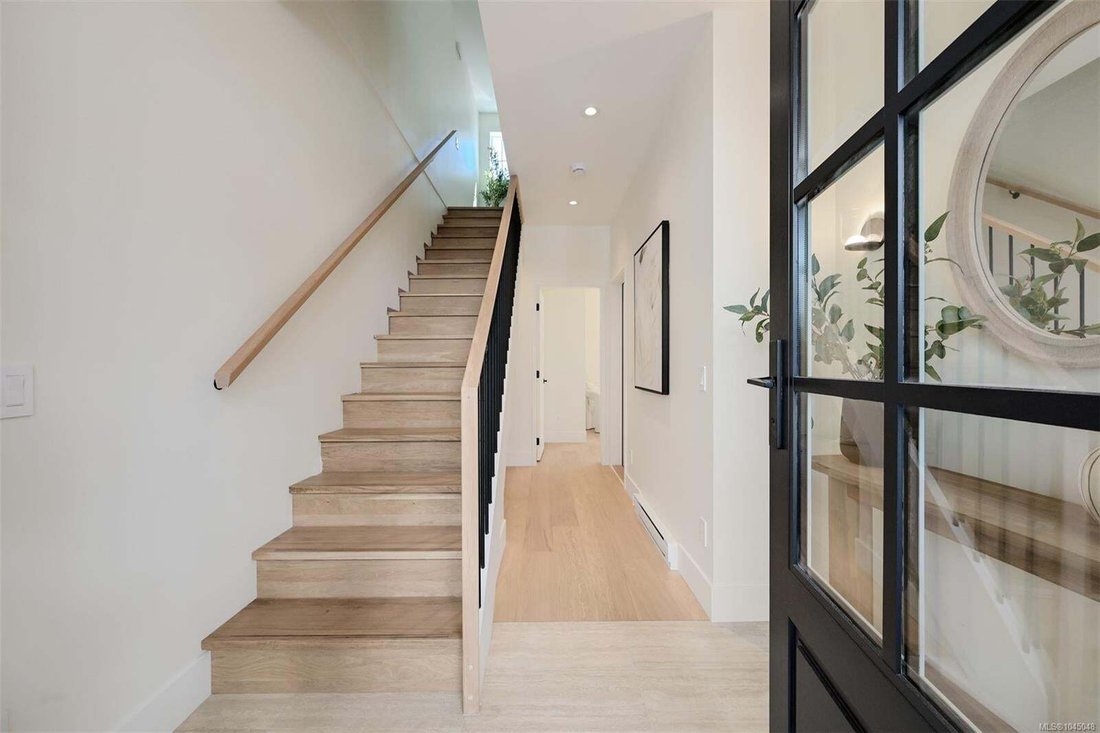 Townhouse in Victoria, British Columbia, Canada 2 - 18643760