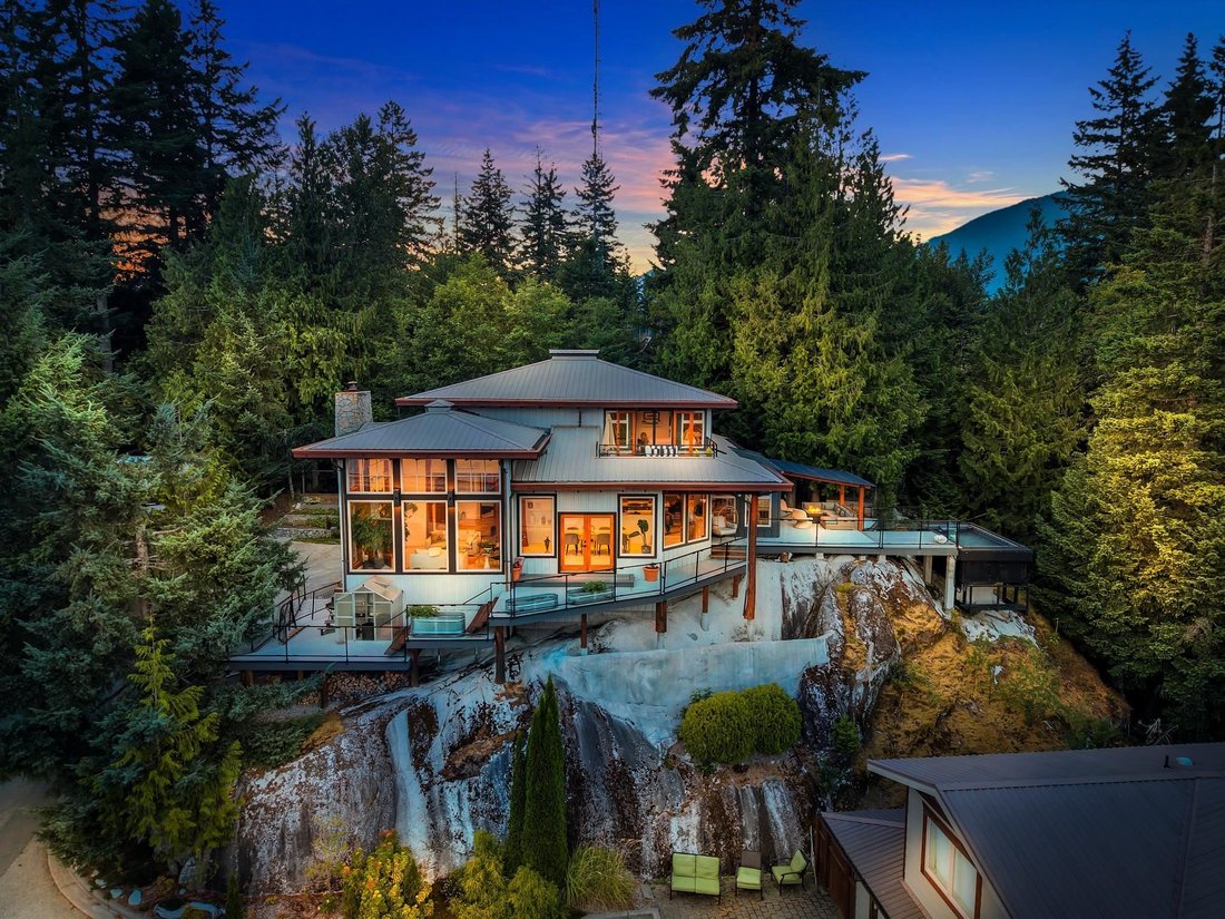 House in Squamish, British Columbia, Canada 2 - 18642888