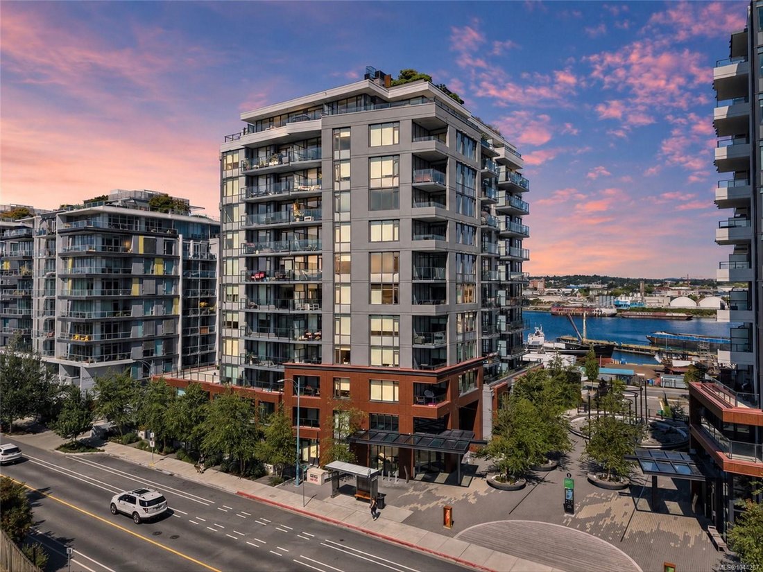 Condo in Victoria, British Columbia, Canada 1 - 18643614