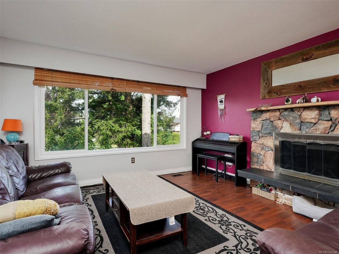 House in Saanich, British Columbia, Canada 2 - 18643561