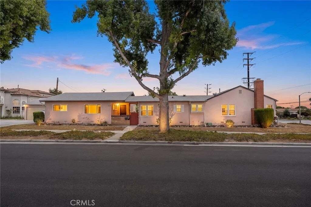 Alhambra, California, United States 1 - 18646520