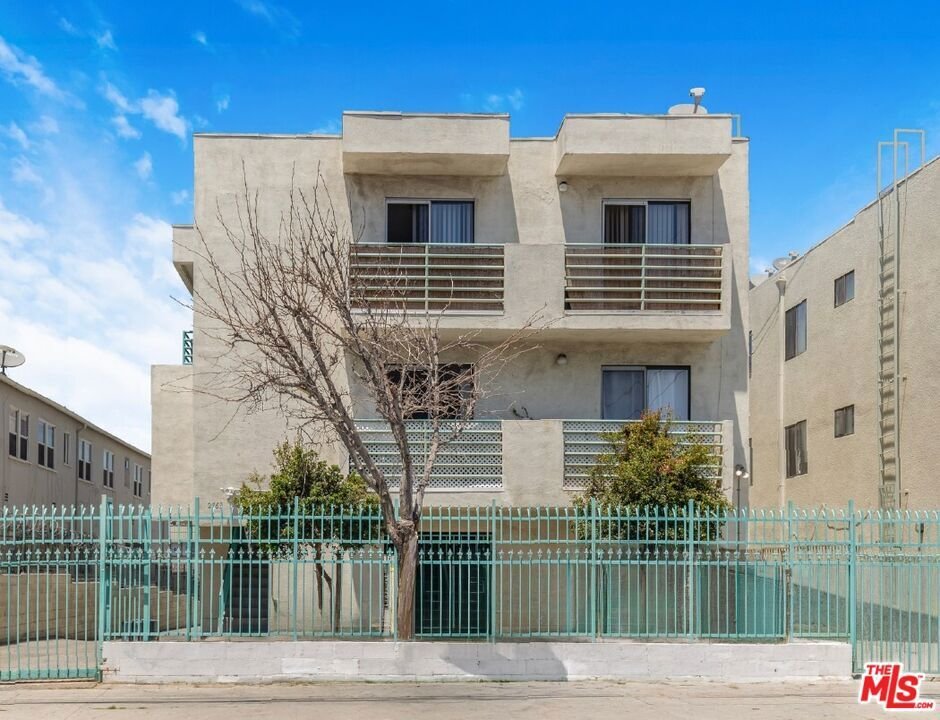 Los Angeles, California, United States 1 - 18645933
