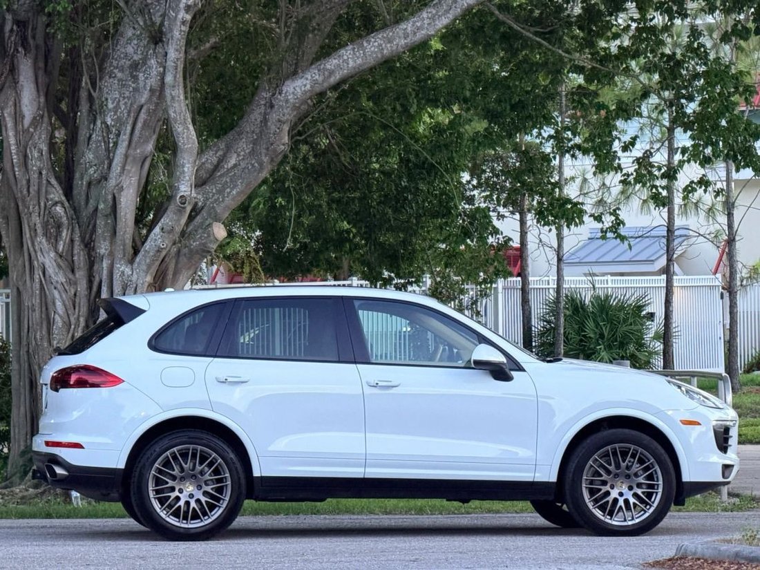 Suv in Pompano Beach, FL, United States 3 - 18648010