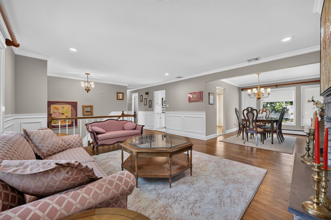 House in Commack, New York, United States 3 - 18644994