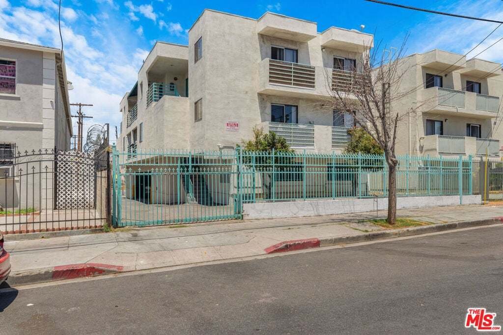 Los Angeles, California, United States 2 - 18645933