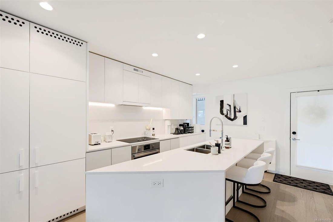 Condo in Victoria, British Columbia, Canada 2 - 18643575