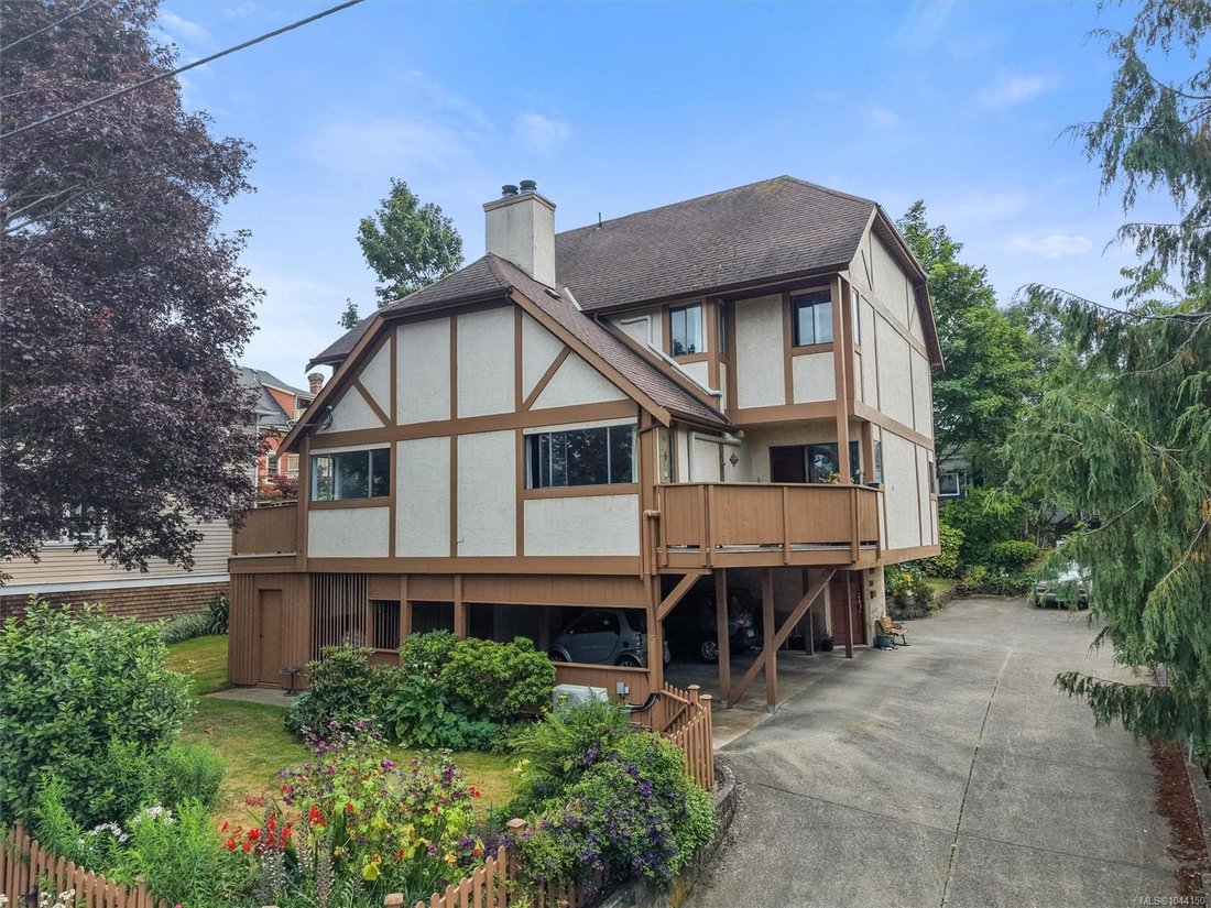 Townhouse in Victoria, British Columbia, Canada 1 - 18643721
