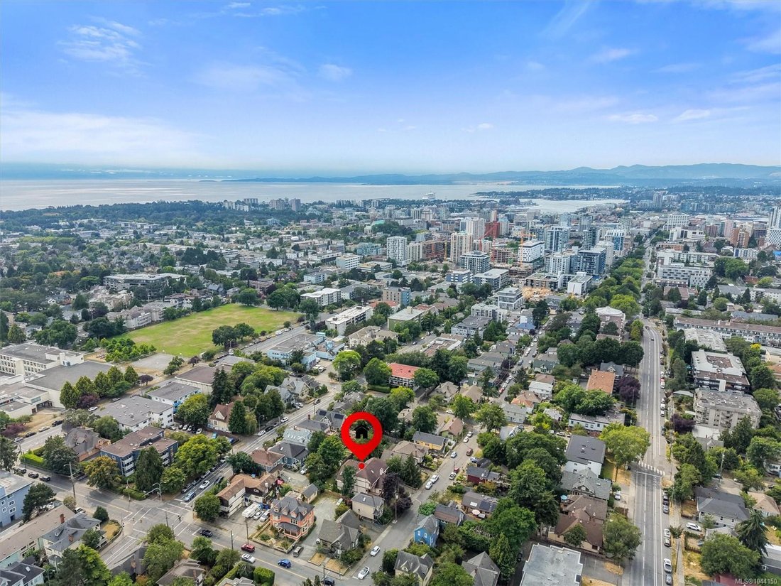 Townhouse in Victoria, British Columbia, Canada 2 - 18643721