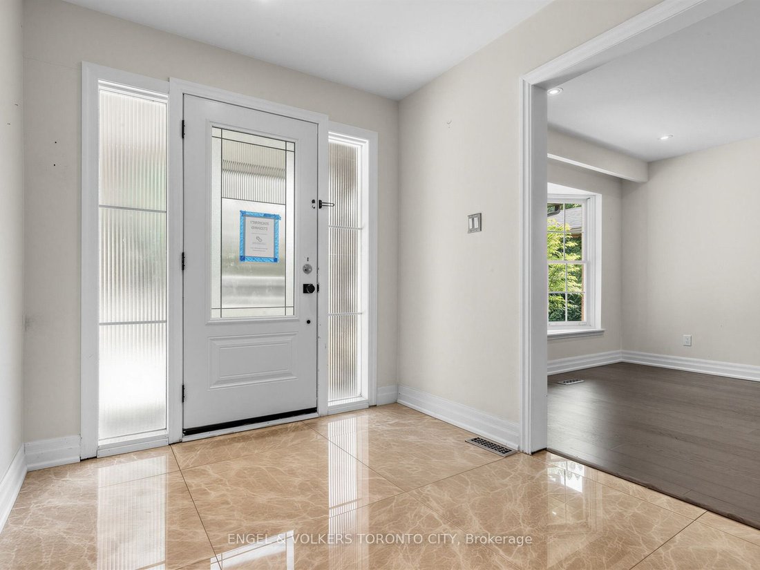 House in Aurora, Ontario, Canada 5 - 18643113