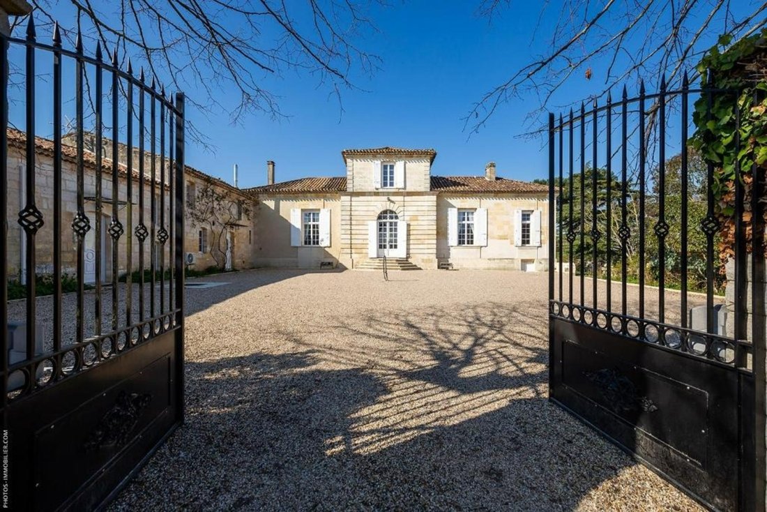 House in Lagrave-Le Bourg, Ambares-et-Lagrave, France 2 - 16971101