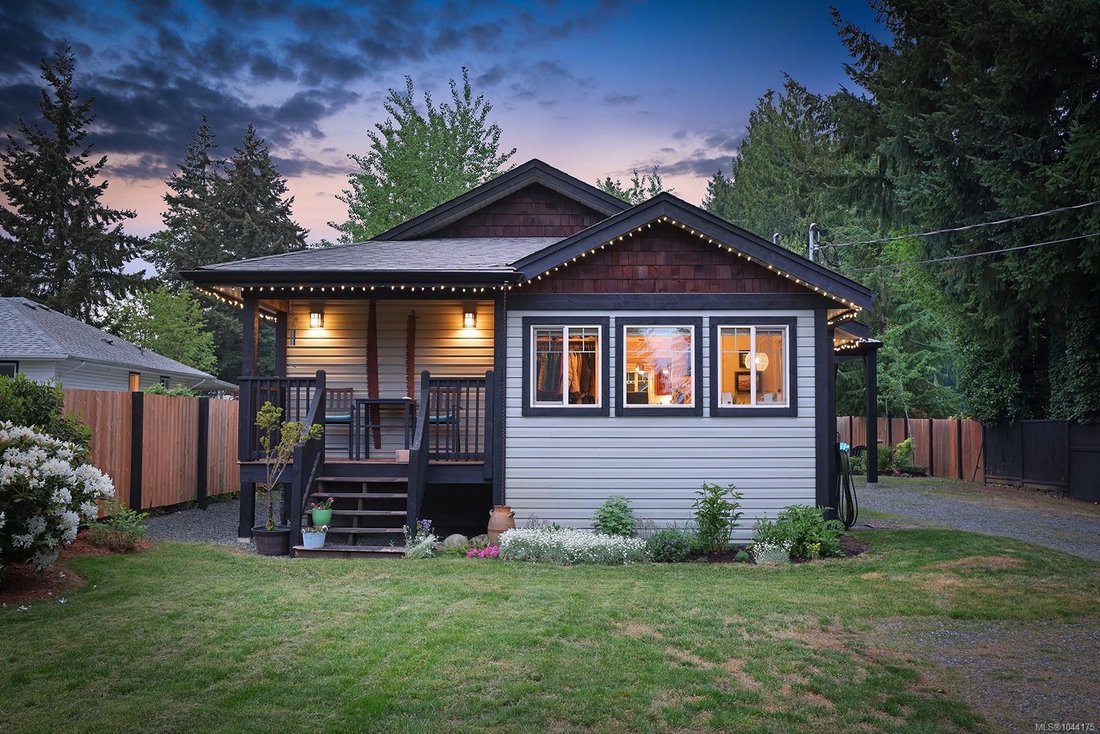 House in Cumberland, British Columbia, Canada 2 - 18643684